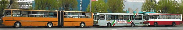 основные автобусы начала 90-х Икарус-280, ЛиАЗ-5256, Мерседес-о325 готовятся развозить горожан после праздника в парке Победы