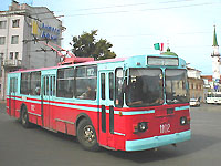 ЗИУ-682Г из депо №2 - квази-заводской красно-голубой окраски